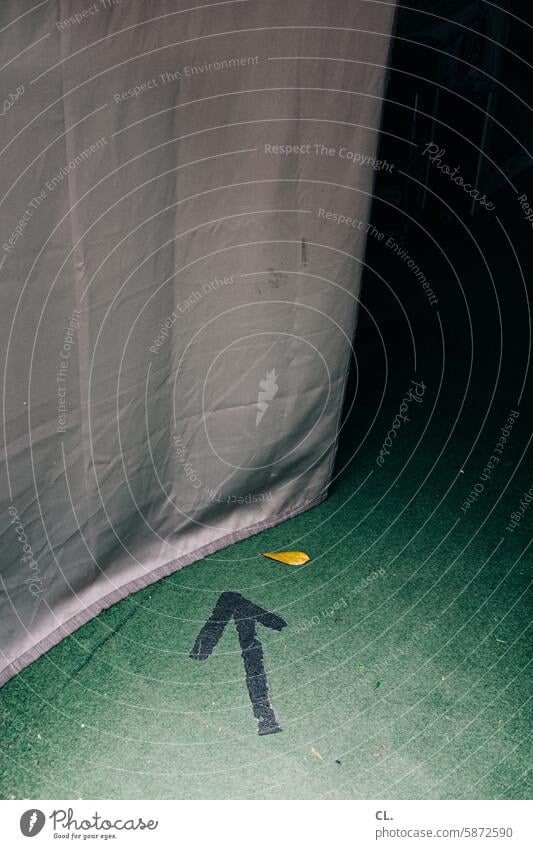vorhang, blatt und pfeil Pfeil Blatt Vorhang grün gelb Richtung richtungsweisend Bühne verdeckt dunkel Orientierung Schilder & Markierungen Wege & Pfade Boden