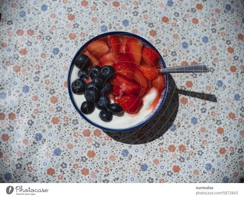 Eure Fruchtigkeit Blaubeere Erdbeere Yogurt Schale Frühstück Gesund Ernährung Rot Weiss Geblühmt Tisch Vegan Lokal Regional Sommer Frisch Lecker