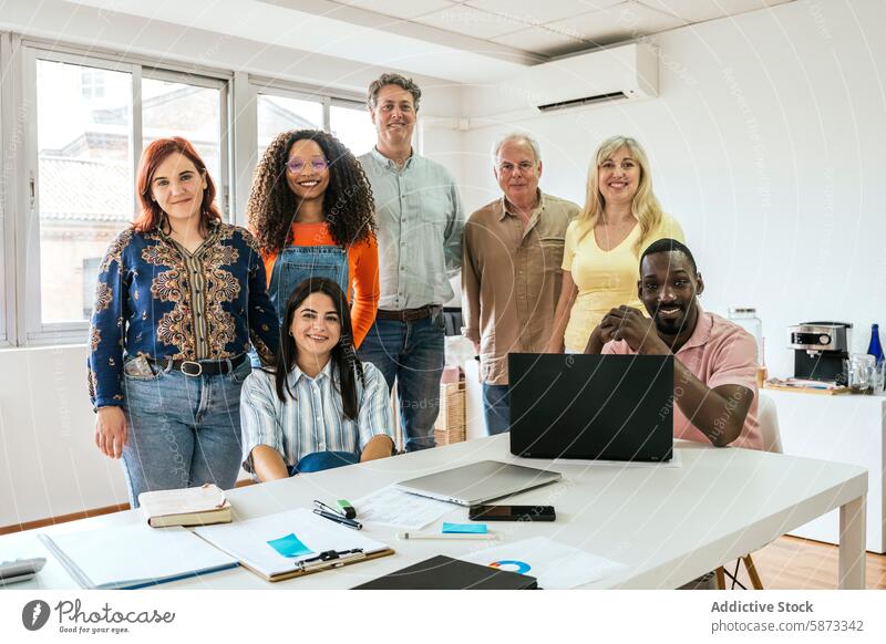 Ein bunt gemischtes Team lächelt gemeinsam in einem hellen Coworking Space Büro Teamwork Zusammenarbeit professionell vielfältig Frauen Männer