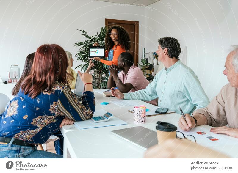 Multiethnisches Team arbeitet in einem modernen Coworking Space zusammen Sitzung professionell Zusammenarbeit Präsentation Tablette Büro Business diskutieren