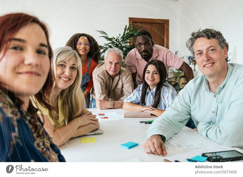 Eine vielfältige Gruppe von Kollegen, die in einem modernen Coworking Space zusammenarbeiten Selfie Zusammenarbeit Sitzung Teamwork professionell Arbeitsplatz