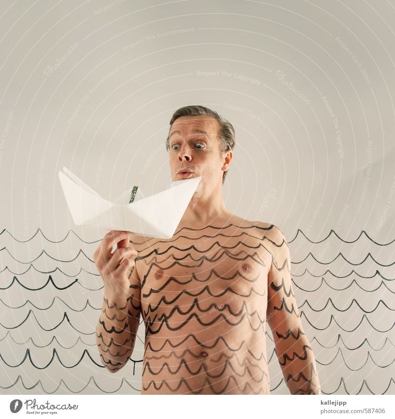 in see stechen - 2014 Mensch maskulin Mann Erwachsene Körper Haut Kopf Zeichen Spielen Wasser Wellen Schifffahrt Wasserfahrzeug Papierschiff Zeichnung