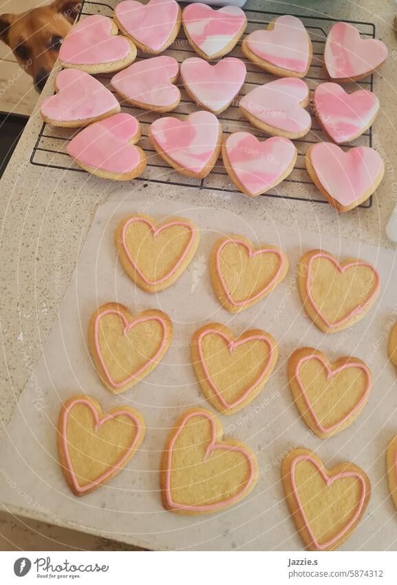 Kekse in Herzform glasieren Herz-Keks Zuckerguß Fondant Zuckerplätzchen