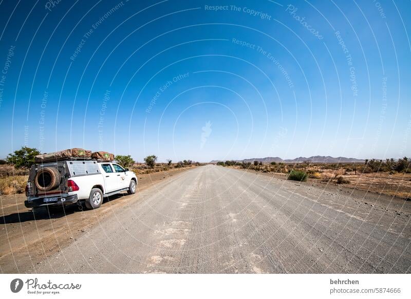 weggeschichten dachzelt jeep Auto Autofahren Schotterweg Schotterpiste auf pad Namibia Abenteuer Farbfoto reisen Freiheit Natur Fernweh Ferne weite Afrika