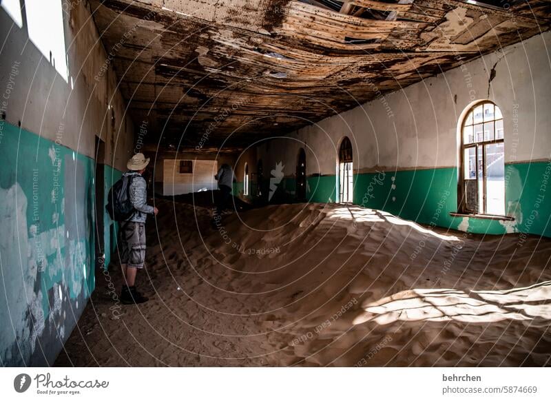 sandboden Schatten Licht verlassen Vergänglichkeit Afrika Namibia Wüste Fernweh Farbfoto Abenteuer Ferien & Urlaub & Reisen besonders beeindruckend trocken