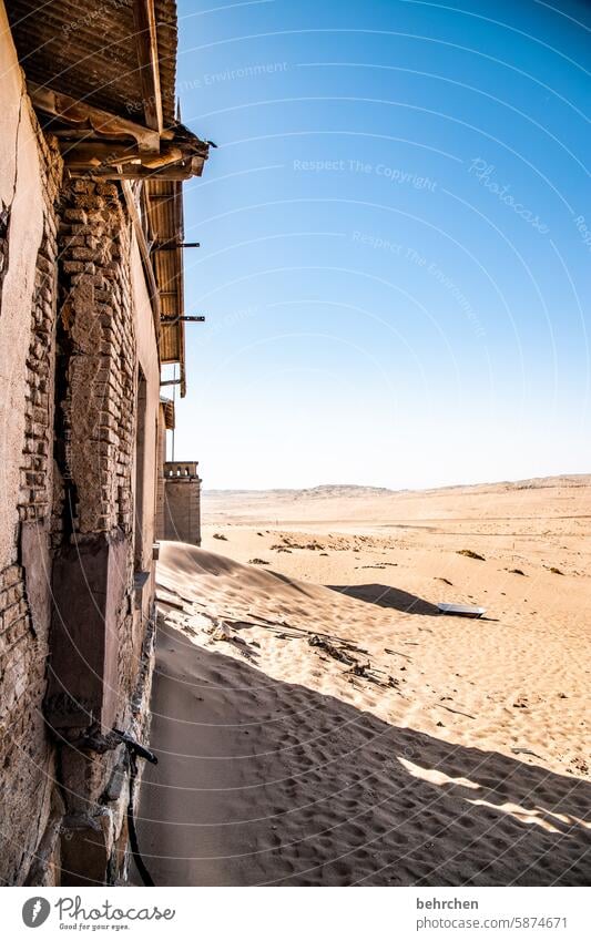 an die wand gedrückt alt Haus zerstört kaputt Naturgewalt Geisterstadt Ruine Sand Schatten zerfall Sonnenlicht Kolmannskuppe Kolmanskop Lüderitz Klimawandel