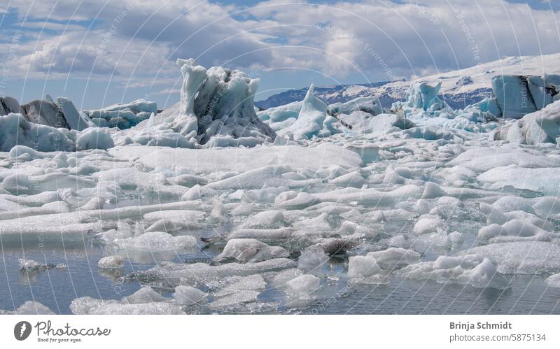Panoramablick über die Gletscherlagune Jökulsárlón, Island mit einmaligen Formationen aus Eis attraction diamond picturesque azure discover adventure wild