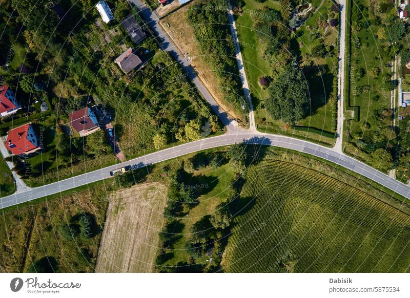 Luftaufnahme von Landstraße und Feldern Landschaft Straße Bereiche Häuser Grün Natur ländlich Ackerland malerisch sonniger Tag Ackerbau im Freien Dorf Umwelt