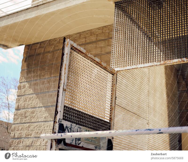Vergittertes Tor steht offen, geometrische Struktur in Sandfarbe Gitter städtisch urban abweisend kalt karg vergittert Metall Strukturen & Formen Sicherheit