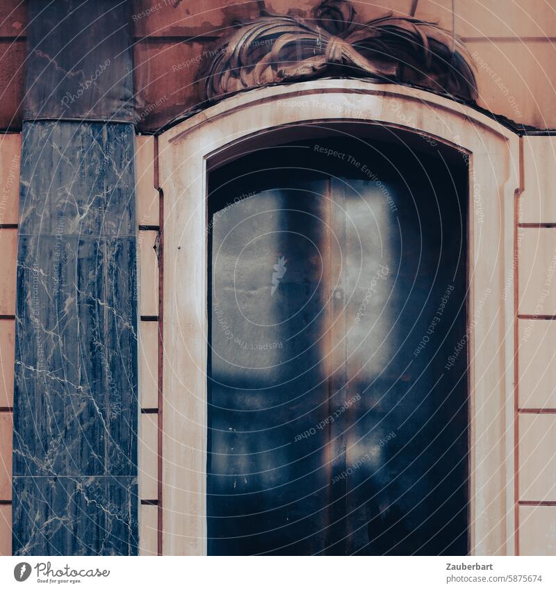Fensterrahmen, unscharfe Spiegelung auf historischer Fassade, als Hintergrund oder Rahmen braun beige warm Unschärfe geheimnisvoll abstrakt Licht unklar