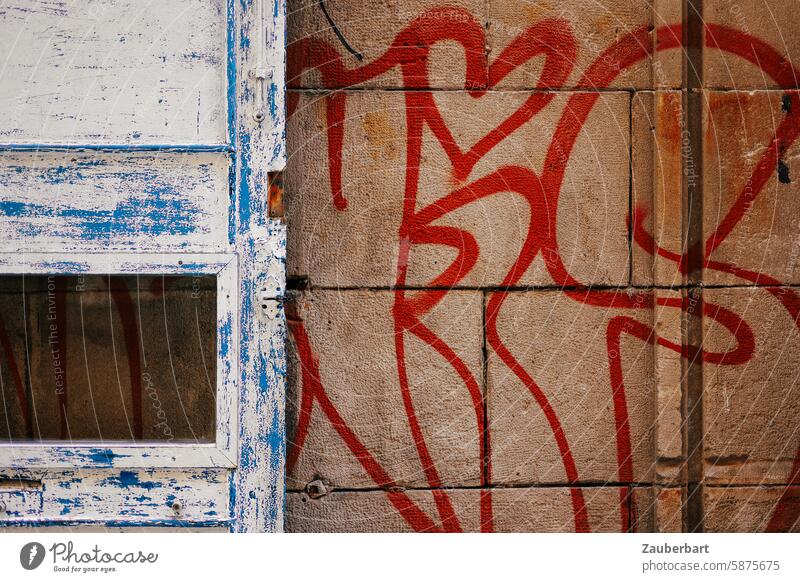 Rote Graffiti-Linien bilden abstrakte Formen, Farbkontrast zu blauem Fassaden-Element rot Kontrast Strukturen & Formen Muster Wand Mauer graphisch