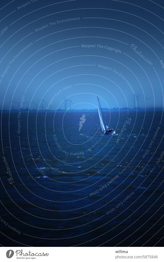 Windräder sind dazu da, damit die Segler mehr Spaß beim Segeln haben. Segelboot Wasser blau Nordsee Windenergie Meer See Boot Jacht Yacht