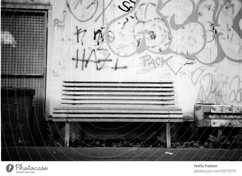 Beste Aussicht analog Analogfoto schwarzweiß Schwarzweißfoto Bank Leitplanke Wand Mauer Gitter Tür