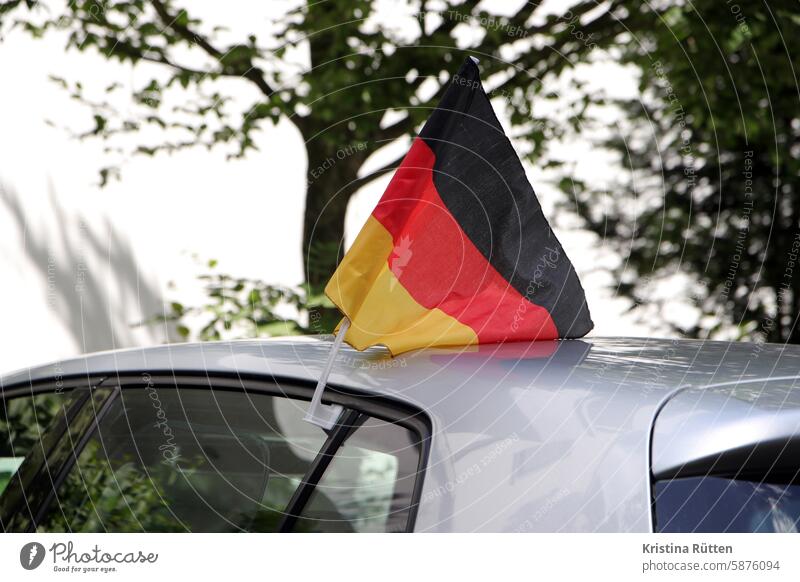 deutschlandfähnchen am autofenster deutschlandflagge deutschlandfahne seitenfenster schwarz rot gold gelb fan em wm fußball europameisterschaft