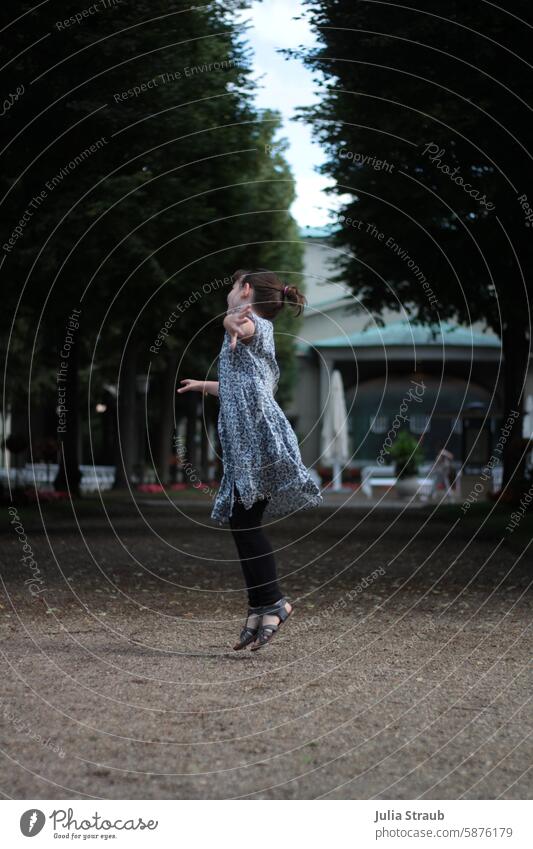 Tanzen im Kurpark fliegen rennen Kindheit Spielen frei sein Fröhlichkeit Mädchen Glück Mensch Sommer Außenaufnahme Lebensfreude Kleid Sandalen Bewegung