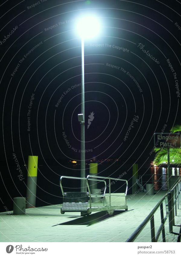 Touribrücke - bei Nacht Langzeitbelichtung See Kunstlicht Laterne Steg Lampe Abend verschlafen dunkel Nachtaufnahme Licht Einsamkeit Heimweh Fernweh Hafen