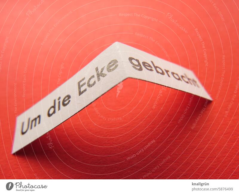 Um die Ecke gebracht Mord Text Tod Kreativität Kriminalität Gewalt Farbfoto bedrohlich gefährlich eckig Redensart Spruch Buchstaben Wort Satz Letter Typographie