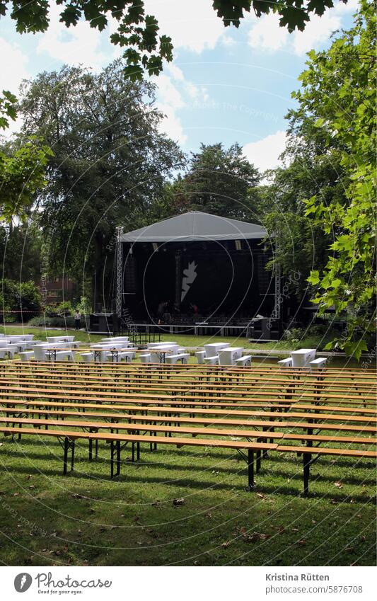 vorbereitung für das konzert im park open air festival bühne tische sitzbänke klassikkonzert klassisch veranstaltung event draußen bäume natur sommer kultur