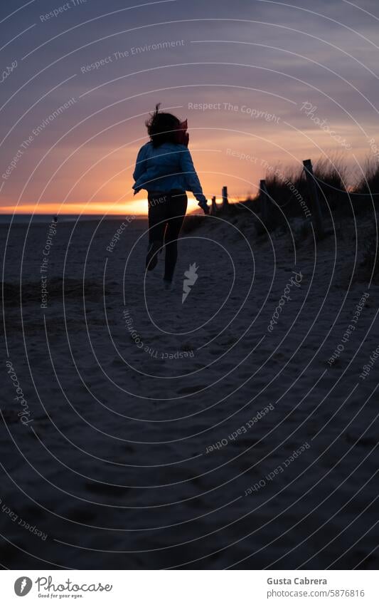 Eine Frau läuft bei Sonnenuntergang durch den Sand des Mittelmeers. Sandstrand Ferien & Urlaub & Reisen Tourismus Strand Erholung Landschaft reisen Barcelona