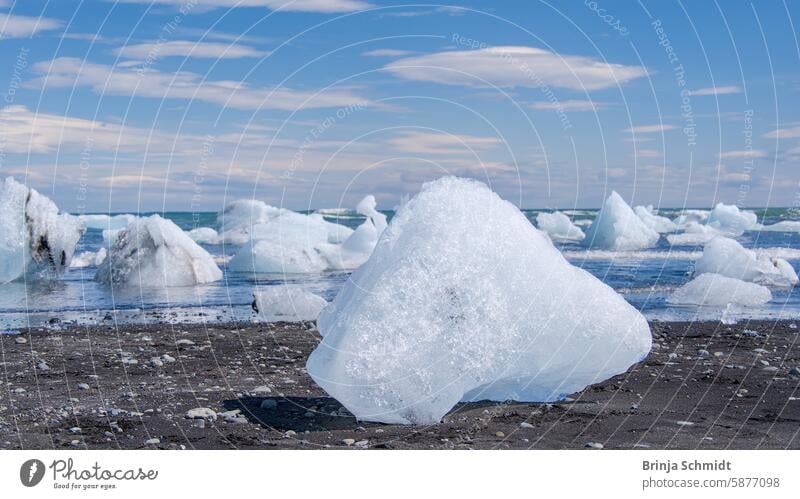 Angespülte Eisbrocken auf Lavasand in der Diamantbucht am Jökulsárlón, Island amazing national park vatnajökull beauty scenic frost polar light coast