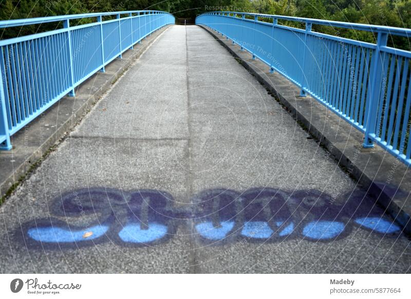 Die Blaue Brücke für Fußgänger über die Tunnelstraße mit Graffiti in Oerlinghausen bei Bielefeld am Hermannsweg im Teutoburger Wald in Ostwestfalen-Lippe