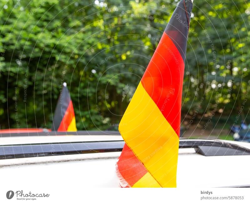 Deutschlandfahnen auf dem Autodach eines Fußballfans Patriotismus Stolz sportereignis Nationalflagge schwarz-rot-gold EM Fan Fankultur