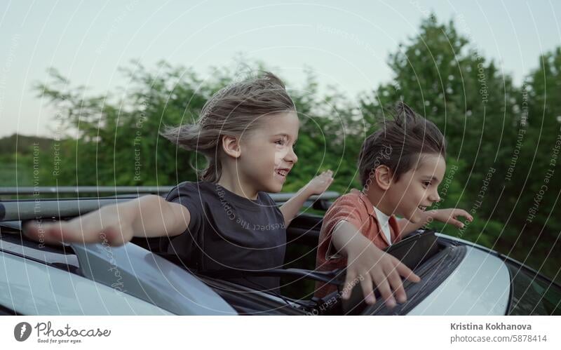 Funny Happy Little Boys steht in offenen Auto Schiebedach während der Reise, Summer.Childhood Erwachsener Air erstaunlich Waffen Junge Jungen Atmung PKW