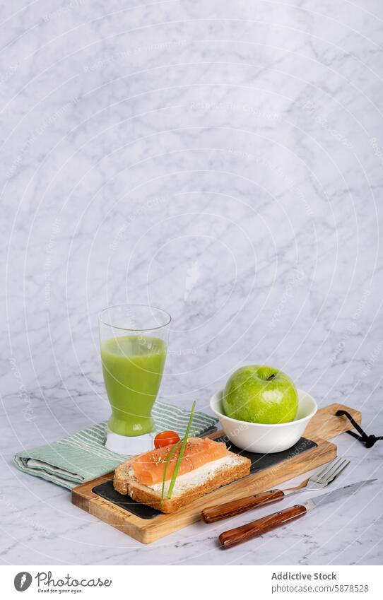 Gesunde Mahlzeit mit Lachs auf Toast, Gurken- und Apfelsaft und frischem Apfel Lebensmittel Gesundheit heilsam Salatgurke Saft grün Zuprosten Kirsche Tomate