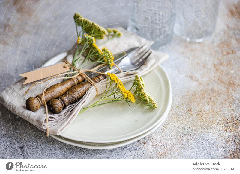 Rustikal gedeckter Tisch mit frischen Wildblumen und alten Utensilien Einstellung rustikal Sommer Wiese Achillea Sahne Teller altehrwürdig Silberwaren Gabel