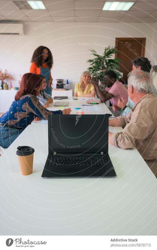 Vielfältiges Team, das in einer modernen Büroumgebung zusammenarbeitet Zusammenarbeit Besprechung professionell vielfältig Laptop Kaffeetasse Tisch Sitzung