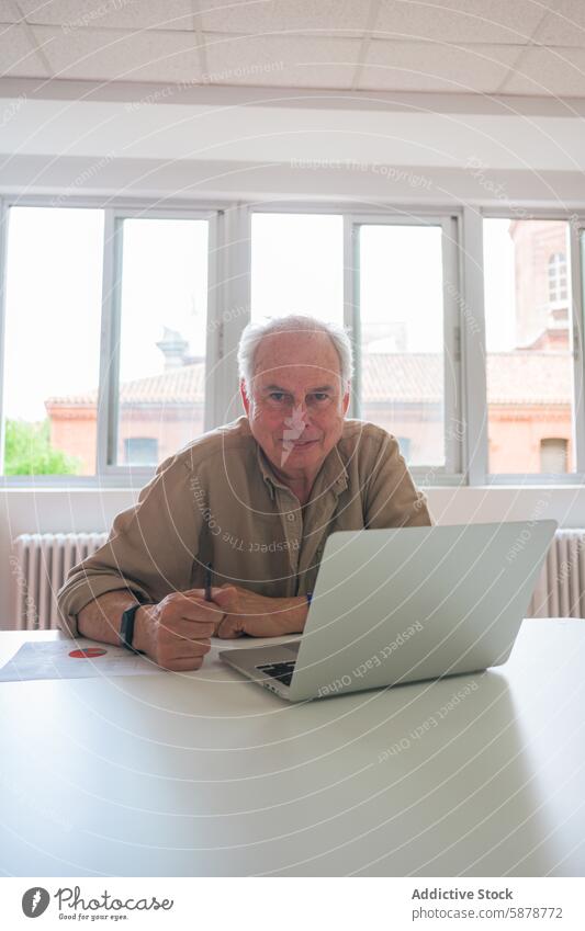 Älterer Geschäftsmann arbeitet am Laptop im Büro Senior Schreibtisch Arbeit professionell Holunderbusch Mann Technik & Technologie Computer fokussiert engagiert