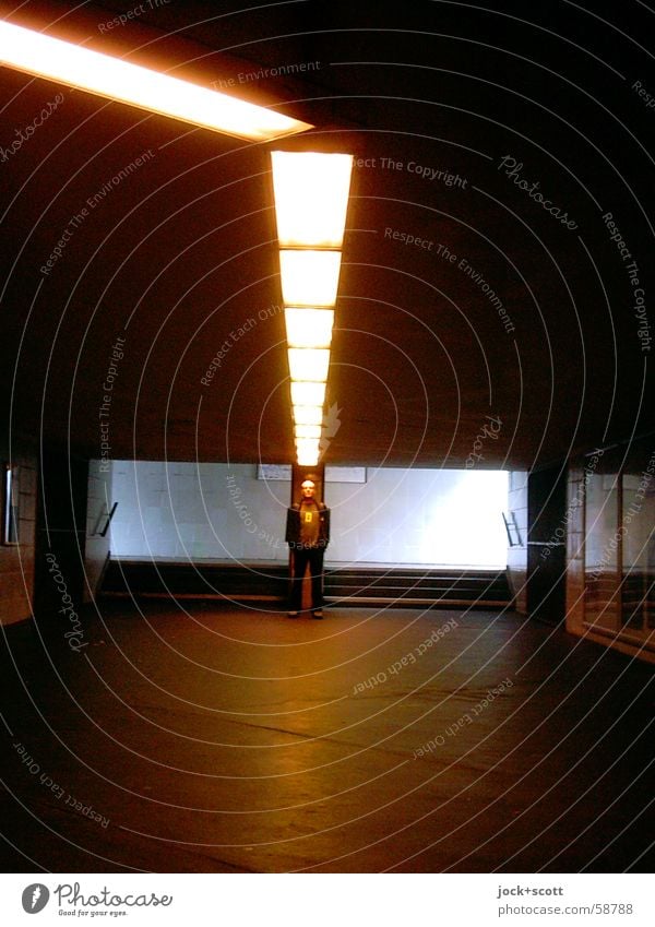 U wie unentschlossen sein Kreuzberg Bahnhof Tunnel Treppe Wege & Pfade Ausweg unterirdisch Hauptstädter Eingang Durchgang Untergrund Standort Beleuchtung