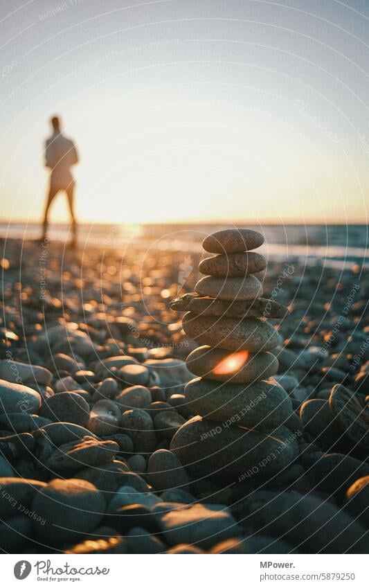 steinmann am strand Ostseeküste Tourismus Erholung urlaub Abend Landschaft Küste steinturm laufen himmel Horizont Sonnenuntergang Steine steinernes meer Mensch