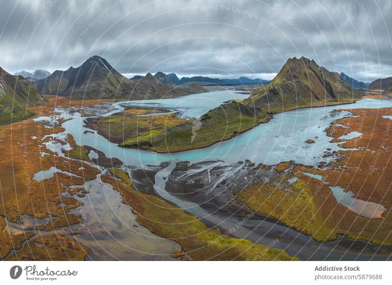 Panoramablick auf das isländische Hochland im Herbst Island Highlands Berge Ansicht Landschaft Natur malerisch robust moosbedeckt Spitzenwerte Flüsse