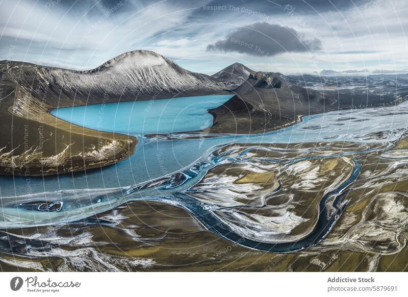 Luftaufnahme der majestätischen Hochlandlandschaft Islands Berge u. Gebirge Fluss Ansicht Landschaft Natur Drohnenansicht Schönheit Gelände Erde Durchblick