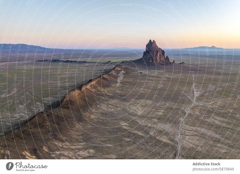 Luftaufnahme von Shiprock in der Abenddämmerung in New Mexico, USA shiprock New Mexiko wüst Formation Naturdenkmal Landschaft Vereinigte Staaten felsig