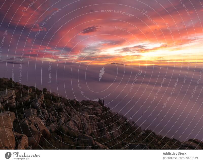 Sonnenaufgang über der bergigen Landschaft von La Pedriza bunter Himmel Wolken Steine Madrid malerisch Natur Berge Morgendämmerung im Freien Wildnis Schönheit