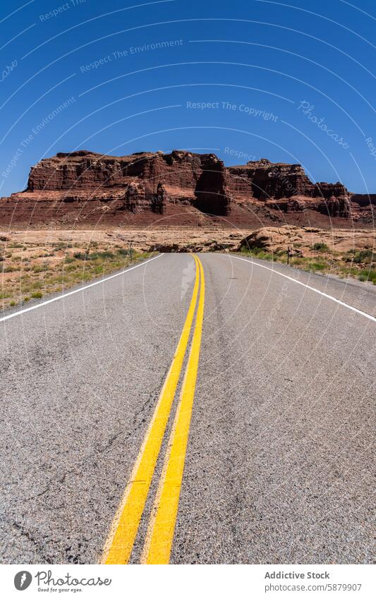 Straße zu den roten Felsformationen im White Canyon roter Fels weiße Schlucht Glen Canyon nationales Erholungsgebiet USA Blauer Himmel übersichtlich Formation