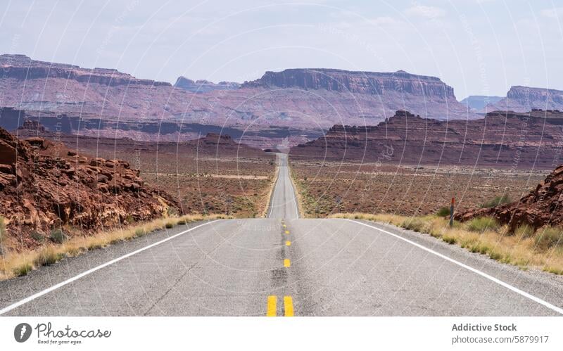 Offene Straße in der Wüste von Utah Autobahn wüst weiße Schlucht Glen Canyon nationales Erholungsgebiet USA Landschaft robust Fläche unfruchtbar abgelegen