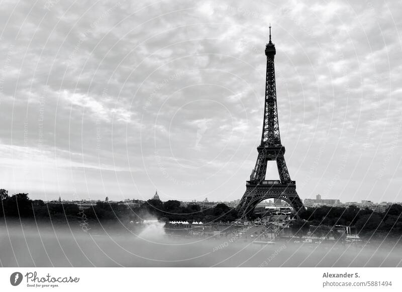 Eiffelturm vor Pariser Stadtlandschaft eiffelturm - paris Frankreich Wahrzeichen Großstadt Tour d'Eiffel Turm Europa historisch Tourismus Denkmal reisen