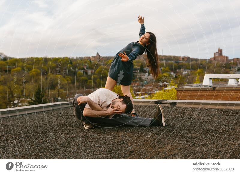 Paar tanzt auf dem Dach einer Stadt Stadtbild Dachterrasse Tanzen Pose Mann Frau Dämmerung dynamisch Leistung Großstadt Hintergrund urban im Freien entspannend