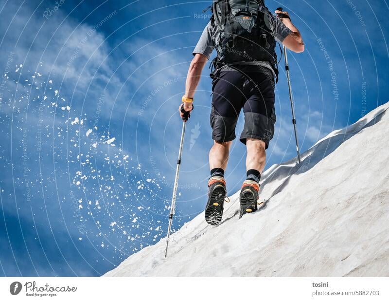 Ein Mann steigt einen schneebedeckten Berg hinauf Wanderung Schnee Wanderschuhe Spritzer Wanderer Berge u. Gebirge Reisender Ferien & Urlaub & Reisen Ausflug