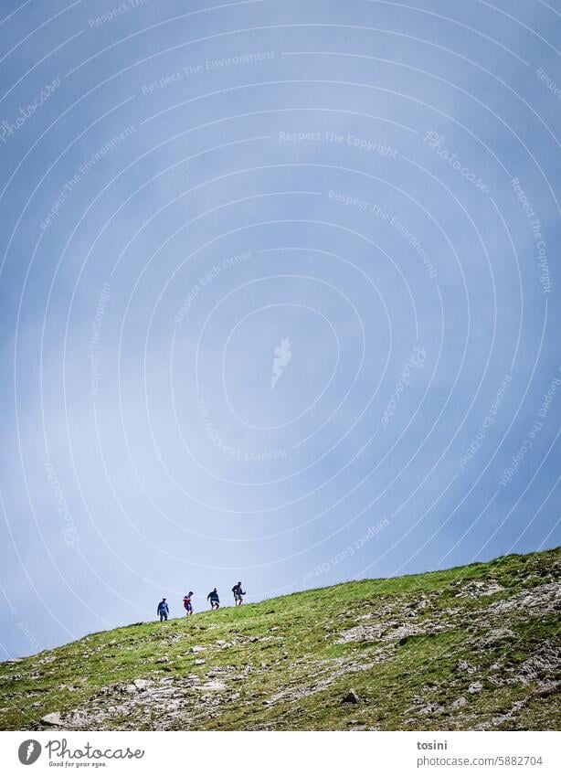 Vier Personen stehen in Reihe auf einem Bergrücken (2/2) Berge u. Gebirge Himmel Gipfel Außenaufnahme Alpen Alpenüberquerung alpenlandschaft Wanderung Aufstieg