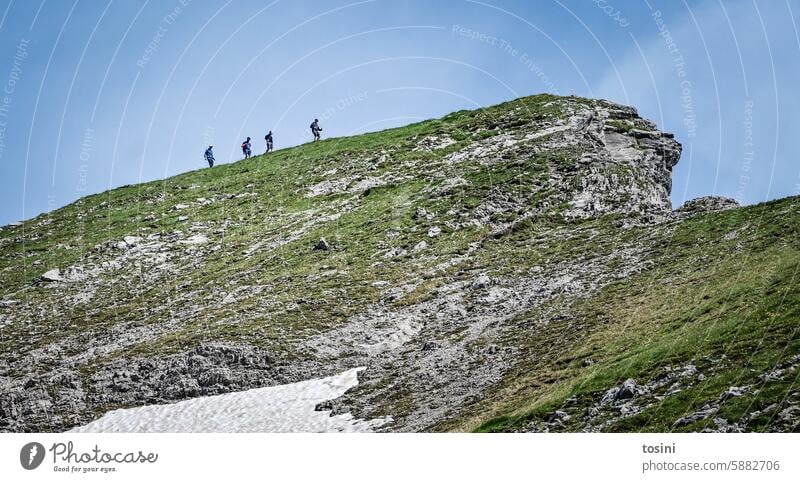 Vier Personen stehen in Reihe auf einem Bergrücken (1/2) Berge u. Gebirge Himmel Gipfel Außenaufnahme Alpen Alpenüberquerung alpenlandschaft Wanderung Aufstieg
