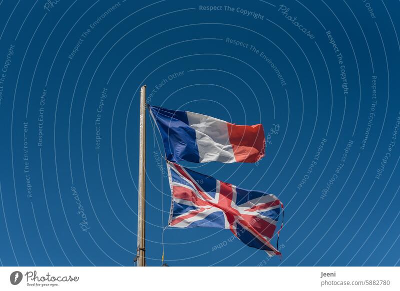 Länderübergreifende Freundschaft Flagge Frankreich Nationalflagge Großbritannien Politik & Staat wehen Wind Himmel blau Blauer Himmel doppelt zwei