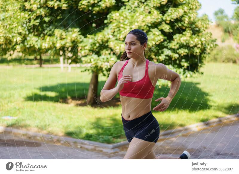 Eine junge Frau läuft im Freien in einem Park und widmet sich der Fitness und der Aufrechterhaltung eines gesunden Lebensstils aktiv Athlet sportlich Herz