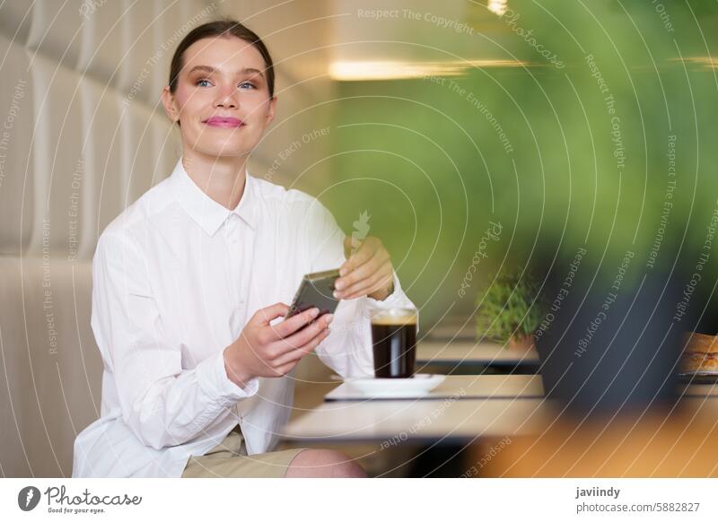 Geschäftsfrau in der Kaffeepause in einer modernen Cafeteria genießen Kantine Schönheit Pause Arbeitspause schick Erwachsener Kaukasier elegant Seitenansicht