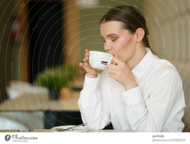 Geschäftsfrau in der Kaffeepause in einer modernen Cafeteria genießen Kantine Schönheit Pause Arbeitspause schick Erwachsener Kaukasier elegant Seitenansicht