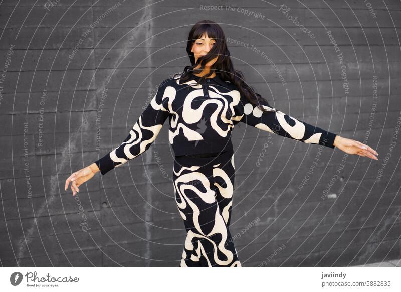 Tänzerin tanzt mit Energie auf der Straße im Kreis Schönheit hispanisch Frau Erwachsener Kreise urban Dreiviertellänge Porträt energetisch Bewegung freudig