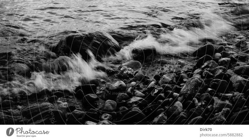 Ostseewellen brechen sich bewegungsunscharf am steinigen Strand Wellen brechende Welle Stein Steine Bewegungsunschärfe Meerwasser Wasser Wellengang Wellenschlag